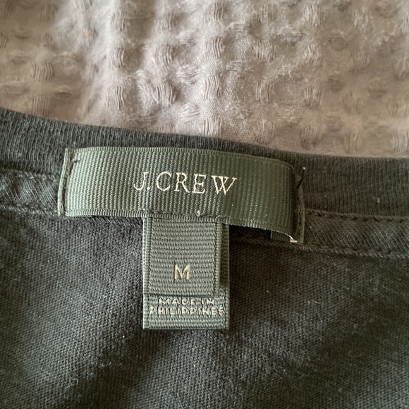 Simple black tee with lace detailing - Picture 3 of 4